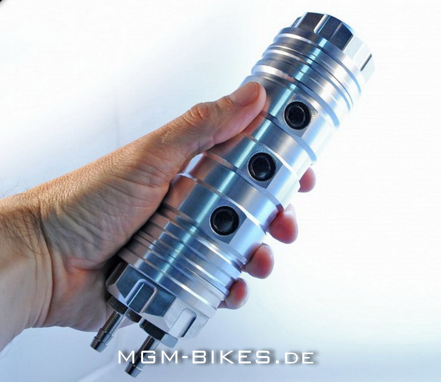 MGM-Bikes CNC Kühlwasser Ausgleichsbehälter Schwarz für Ø 8 mm Schlauchanschluss 